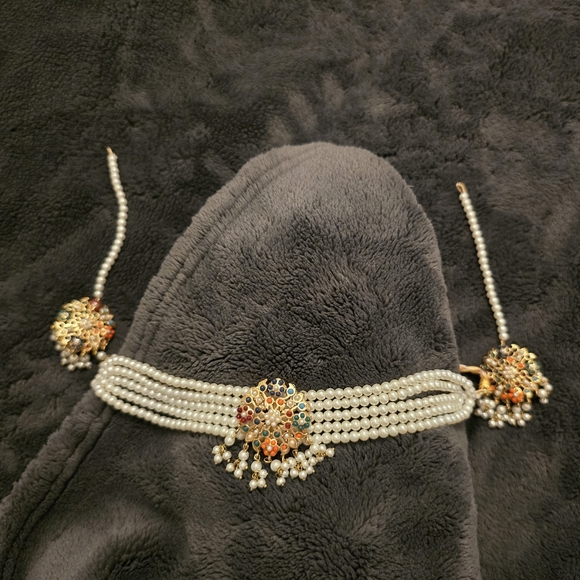 Elegant Pearl and Gold Jewelry Set. The earrings are with Sahara . - Picture 2 of 12